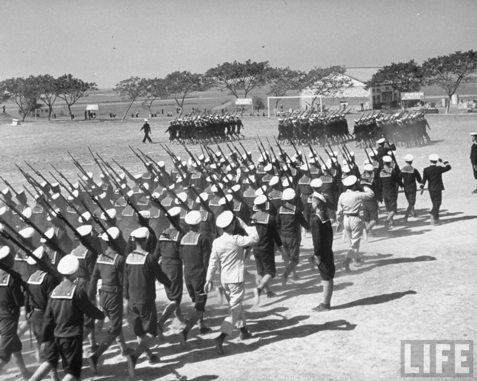 海军士官们和新兵训练中心